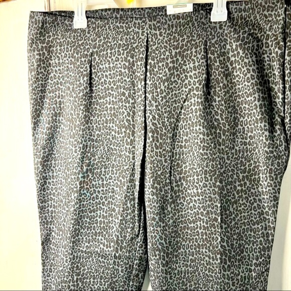 Time and Tru Gray Black Animal Leopard Print Comfort Cropped Pants NWT Plus Sz18 - Picture 3 of 16